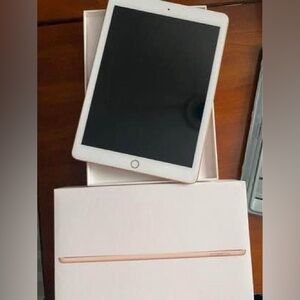 Apple iPad 6th Gen 32GB, Wi-Fi + Cellular- Verizon 9.7” Rose Gold!!!